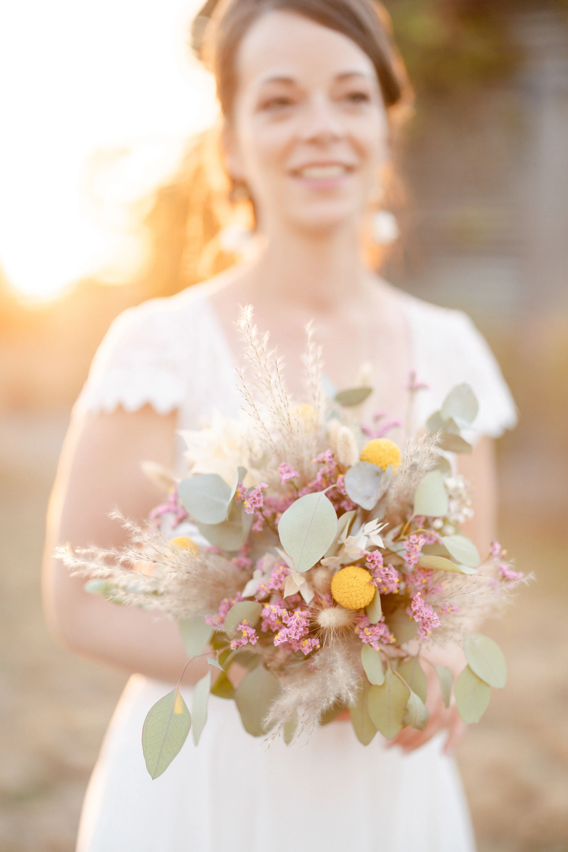 fleur pétale rose composition florale marron